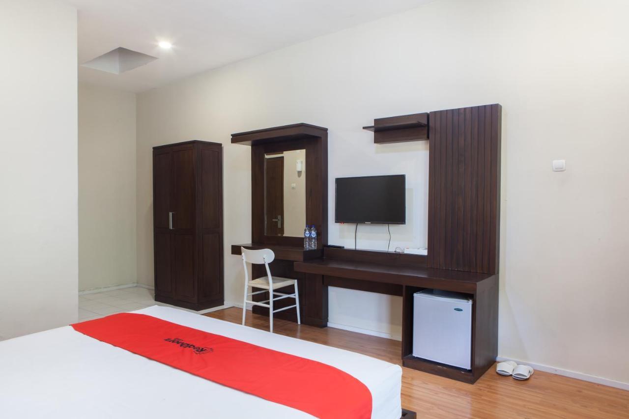 Reddoorz Plus Near Mall Roxy Banyuwangi Banyuwangi  Exterior foto