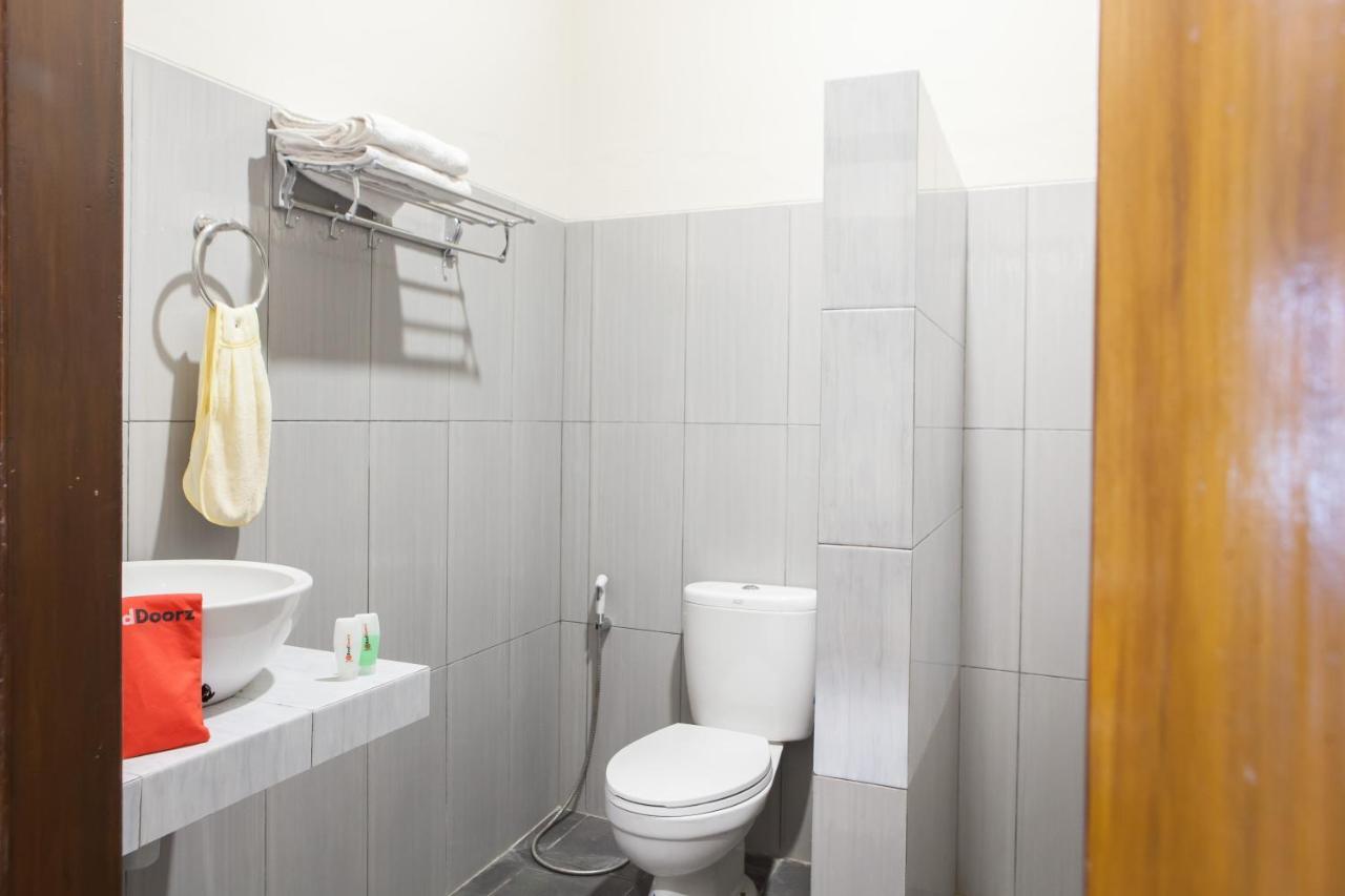 Reddoorz Plus Near Mall Roxy Banyuwangi Banyuwangi  Exterior foto