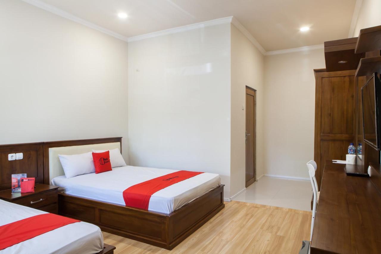 Reddoorz Plus Near Mall Roxy Banyuwangi Banyuwangi  Exterior foto